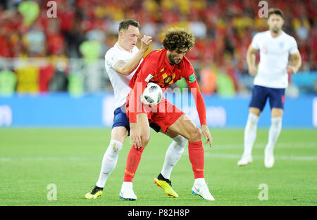 KALININGRAD, Russie - le 28 juin : Phil Jones de l'Angleterre, Marouane Fellaini est en concurrence avec de la Belgique durant la Coupe du Monde FIFA 2018 Russie Groupe G match entre l'Angleterre et la Belgique au stade de Kaliningrad le 28 juin 2018 à Kaliningrad, Russie. (Photo de Norbert Barczyk PressFocus/Mo/media/) Banque D'Images