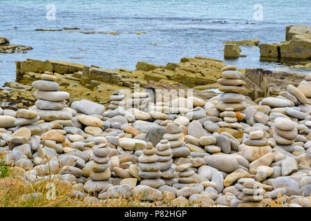 HOPEMAN SCOTLAND MORAY PIERRES PLATES ET DES SCULPTURES SUR LA PLAGE LE LONG DE LA CÔTE DE MORAY TRAIL Banque D'Images