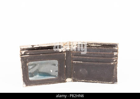 Isolé photo d'un vieux portefeuille en cuir brun Banque D'Images