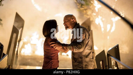 SKYSCRAPER 2018 divertissement légendaire film avec Neve Campbell et Dwayne Johnson Banque D'Images