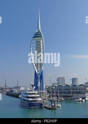 Unis tour Spinnaker dans le port de Portsmouth. avec le bateau yacht Amaryllis à moorings. Photo : Tony Gale Banque D'Images