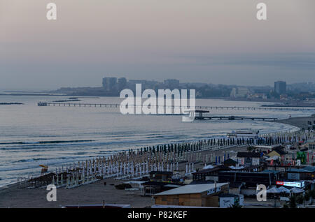 MAMAIA, Roumanie - 15 septembre 2017 : Front de mer et de la promenade de la Mer Noire avec des bars et des hôtels à l'heure du lever. Banque D'Images