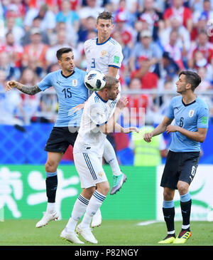 SAMARA, RUSSIE - le 25 juin : Matias Vecino et Rodrigo Bentancur de l'Uruguay est en concurrence avec d'Ilya Kutepov de la Russie durant la Coupe du Monde FIFA 2018 groupe Russie un match entre l'Uruguay et la Russie à Samara Arena le 25 juin 2018 à Samara, en Russie. (Photo de Lukasz Laskowski/PressFocus/MO Media) Banque D'Images