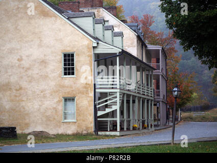 En bois, en stuc brique et bâtiments historiques le long de la rue old lamp post Banque D'Images