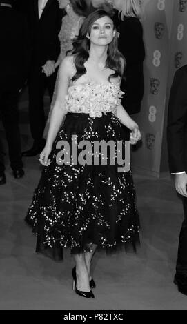 Londres - DEC 08, 2015 : ( Image ) monochrome altérées à Keira Knightley assiste à l'EE British Academy Film Awards au Royal Opera House de Londres Banque D'Images