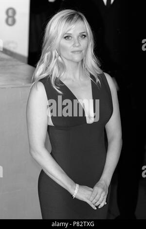 Londres - DEC 08, 2015 : ( Image ) monochrome altérées à Reese Witherspoon assiste à l'EE British Academy Film Awards au Royal Opera House de Londres Banque D'Images