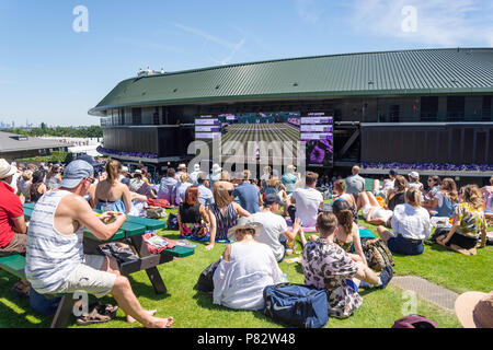 Spectateurs regardant le tennis sur Henman Hill, le championnat 2018, Wimbledon, Merton London, Greater London, Angleterre, Royaume-Uni Banque D'Images