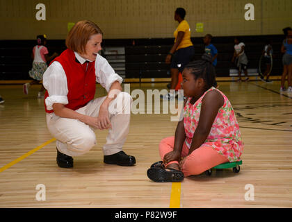 MILWAUKEE (6 juillet 2016) Chef de l'Hospital Corpsman Leah Baldwin, un marin affecté à l'USS Constitution, parle à l'un des campeurs du Club Garçons et Filles de plus de Milwaukee Milwaukee 2016 au cours de la Semaine de la Marine. Milwaukee est un de certaines villes d'accueillir une semaine marine 2016, une semaine dédiée à soulever la conscience de la Marine américaine dans le cadre de sensibilisation locale, le service communautaire et des expositions. Banque D'Images