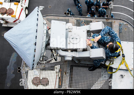 JOINT BASE HICKAM-PEARL HARBOR (6 juillet 2016) - 3ème classe Technicien en électronique, de Levi Runstrom Augusta, Montana, effectue une vérification de maintenance périodique sur le SPN-46 à bord radar USS JOHN C. STENNIS (CVN 74) au cours de l'exercice maritime 2016. De l'exercice RIMPAC 2008, tenue du 30 juin au 4 août, dans et autour des îles Hawaï et la Californie du sud, comprend 26 pays, plus de 40 navires et sous-marins, plus de 200 avions et 25 000 personnes. Fournissant une force prête au combat pour protéger les intérêts maritimes collective, John C. Stennis fonctionne comme partie de la grande flotte verte Banque D'Images