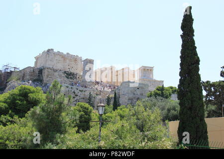 Vue vers l'Acropole (une ancienne citadelle située sur un éperon rocheux au-dessus de la ville d'Athènes, Grèce, PETER GRANT Banque D'Images