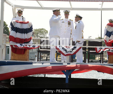 GROTON, Connecticut) (22 juillet 2016) sur la gauche, le cmdr. Orville grotte II, le nouveau commandant de la classe Los Angeles, les sous, rapide-attaque, le sous-marin USS Toledo (SSN 769) et ex-commandant de Tolède, le cmdr. Michael Majewski salue comme échange, Commodore 12 Escadre de sous-marins, le capitaine Ollie Lewis ressemble au cours d'une cérémonie de passation de commandement à Toledo's homeport, Naval Submarine Base New London. Banque D'Images