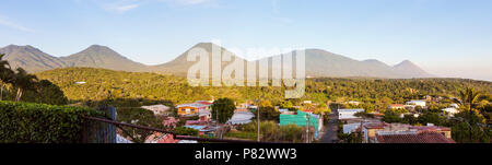 Volcans de Cerro Verde National Park vu de Juayua. Juayua, Sonsonate, El Salvador. Banque D'Images