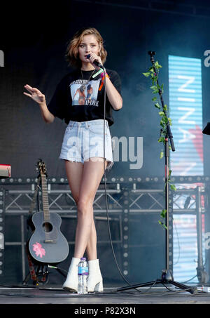 Nina Nesbitt joue sur la scène du roi Tut pendant l'TRNSMT Festival sur Glasgow Green à Glasgow. Banque D'Images