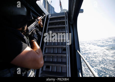 CONSTANTA, Roumanie - 20 juin 2018 : marine des forces spéciales roumaines panneaux 'Regele Ferdinand' frégate pendant un exercice de prendre la relève, le 20 juin Banque D'Images