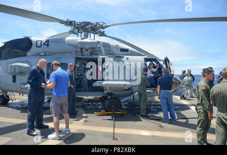 Océan (5 août 2016) - La famille et les amis en savoir plus sur le Sea Hawk MH-60R à partir de l'hélicoptère de rapaces grève Maritime Squadron (HSM) 71 à une démonstration de pilotage sur la classe Arleigh Burke destroyer lance-missiles USS Stockdale (DDG 106) lors d'une croisière de tigre. Tiger cruise est l'occasion pour les marins d'inviter leurs familles et amis pour l'expérience de la vie en cours à bord d'un navire de la Marine. Fournissant une force prête au combat pour protéger les intérêts maritimes collective, Stockdale est en fonction d'un programme de déploiement de l'ouest du Pacifique. Banque D'Images