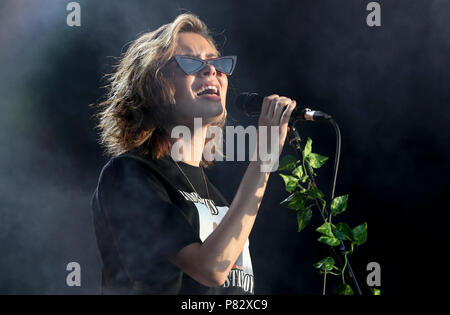 Nina Nesbitt joue sur la scène du roi Tut pendant l'TRNSMT Festival sur Glasgow Green à Glasgow. Banque D'Images