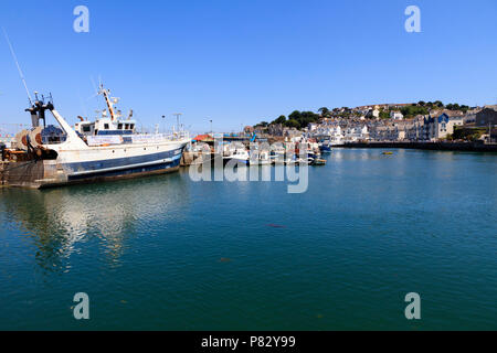 Chalutier en mer s'accumuler l'exécution Brexit banderoles de pêche dans le port de Brixham, Devon, UK Banque D'Images