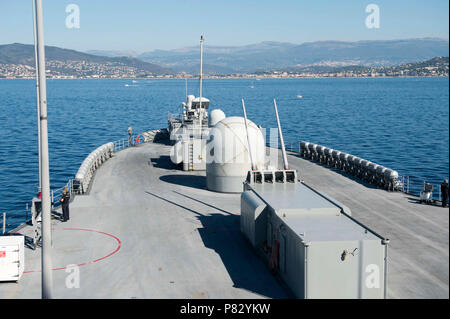 France (14 août 2016) - USS Mount Whitney (LCC 20) arrive à Théoule-sur-Mer, France, Août 14, 2016, pour une visite du port de participer à des événements commémoratifs honorant la libération du sud de la France par les forces alliées durant la Seconde Guerre mondiale. Le Mont Whitney, la sixième flotte américaine navire de commandement et de contrôle, de l'avant déployée pour Gaeta, Italie, fonctionne avec un équipage de marins de la Marine américaine et militaire Commande de transport maritime Les marins du service civil. Banque D'Images