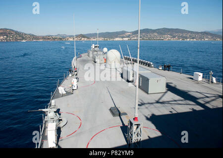 France (14 août 2016) - USS Mount Whitney (LCC 20) arrive à Théoule-sur-Mer, France, Août 14, 2016, pour une visite du port de participer à des événements commémoratifs honorant la libération du sud de la France par les forces alliées durant la Seconde Guerre mondiale. Le Mont Whitney, la sixième flotte américaine navire de commandement et de contrôle, de l'avant déployée pour Gaeta, Italie, fonctionne avec un équipage de marins de la Marine américaine et militaire Commande de transport maritime Les marins du service civil. Banque D'Images