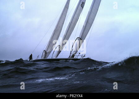 AJAXNETPHOTO. 6e juin 1981. PLYMOUTH, ANGLETERRE - 2 ÉTOILES - TRANSAT DAME KRITER II DANS UNE MER FORMÉE AU DÉBUT DE LA PREMIÈRE course transatlantique en double, QUITTE PLYMOUTH AU DÉBUT DE LA COURSE DE 3 000 KM DE NEWPORT R.I. PHOTO:TONY CARNEY/AJAX REF:810606 60 Banque D'Images