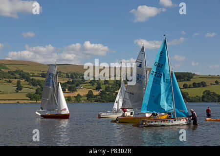 Des personnes se préparant à faire de la voile sur Llyn Tegid, ou le lac Bala en Gwynedd, Pays de Galles, Royaume-Uni. Banque D'Images