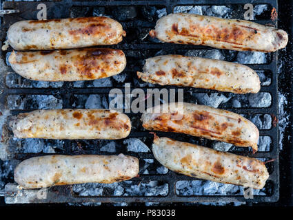 Saucisses cuits sur un barbecue, barbecue. Banque D'Images