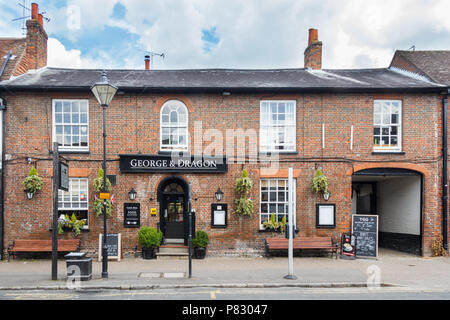 Princes Risborough, Angleterre, 3e juin 2018 : Le George & Dragon public house. C'est l'un des nombreux pubs de la ville. Banque D'Images