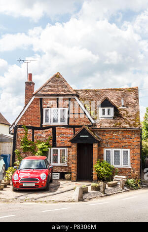 Princes Risborough, Angleterre, 3e juin 2018 : un bâtiment classé grade II avec voiture à l'extérieur. Il y a de nombreux bâtiments classés dans la ville. Banque D'Images