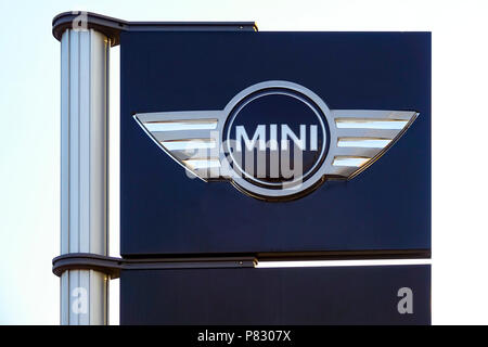 GIESSEN, Allemagne, le 25 mars 2018 : MINI-signe. MINI Cooper concessionnaire automobile signe et logo. MINI Cooper est une marque de voiture fabriqué par BMW. Banque D'Images