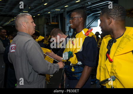 Océan Pacifique (30 août 2016), l'Adjudant-chef 4 Richard Barr, affecté au conseil d'inspection et d'enquête (INSURV) inspecte, abandonner le navire des marins gilets dans la zone du porte-avions USS Carl Vinson (CVN 70). Carl Vinson est actuellement en cours en INSURV. Banque D'Images