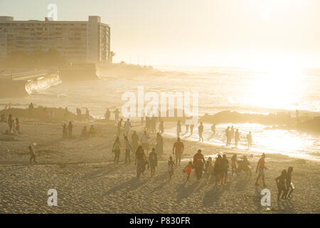 Les personnes bénéficiant de la la plage de Cape Town le coucher du soleil Banque D'Images