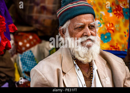 Jaipur - Rajasthan - Inde - 19 décembre 2017. Portrait of a smiling râjasthânî vieil homme à moustache blanche, barbe blanche et un chapeau vert. Jodhpur, Banque D'Images