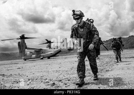 (Oct. 10, 2016) Luzon, Philippines : Marines des États-Unis avec l'Équipe de débarquement du bataillon, 2e Bataillon, 4e Régiment de Marines, des terres à Colonel Ernesto Ravina Air Base, Philippines, pour commencer la formation interarmes avec leurs homologues dans le Corps des Marines des Philippines dans le cadre de l'exercice de débarquement amphibies des Philippines (33 PHIBLEX). PHIBLEX 33 est un américain annuel-armée philippine exercice bilatéral qui combine débarquement amphibie et de tir réel avec assistance civique humanitaire visant à renforcer l'interopérabilité et les relations de travail. Banque D'Images