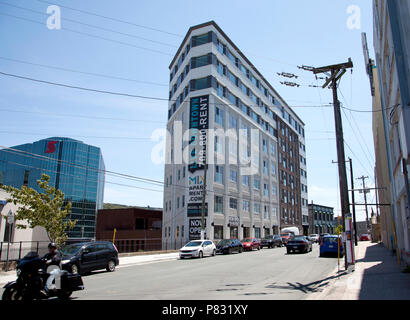 23 juin 2018- Saint John's, Terre-Neuve : le fer plat triangle architecture du Mix Condos Banque D'Images