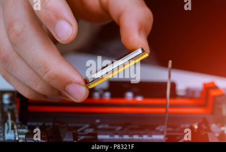 Le technicien de l'installation de processeurs modernes CPU socket sur la carte mère Banque D'Images