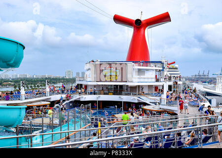 Miami, Floride - le 29 mars 2014 : Les passagers à bord du navire de croisière Carnival Liberty à Miami, sur le dessus les ponts ouverts. Banque D'Images