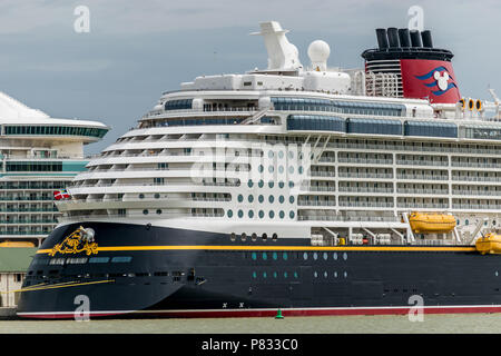 Falmouth, Jamaïque - 03 juin 2015 : Disney Fantasy bateau de croisière amarré au port de croisière de Falmouth en Jamaïque. Banque D'Images