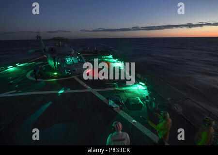 - Mer Méditerranée (déc. 2, 2016) Un MH-60 Seahawk, joint à l'Escadron d'hélicoptères de combat de la mer (28) HSC-28 atterrit sur le pont de vol de missiles de l'USS Porter (DDG 78) lors d'un appontage de nuit, de qualification, 2 décembre 2016. Porter, l'avant-déployé à Rota, Espagne, mène des opérations navales dans la sixième flotte américaine zone d'opérations à l'appui de la sécurité nationale des États-Unis en Europe. Banque D'Images