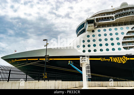 Falmouth, Jamaïque - 03 juin 2015 : Disney Fantasy bateau de croisière amarré au port de croisière de Falmouth en Jamaïque. Banque D'Images