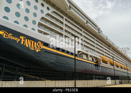 Falmouth, Jamaïque - 03 juin 2015 : Disney Fantasy bateau de croisière amarré au port de croisière de Falmouth en Jamaïque. Banque D'Images