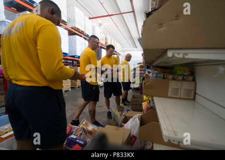 DISTRIPARK Tanjong Pagar, Singapore (déc. 21, 2016) Les marins affectés au combat littoral USS Coronado (LCS 4) trier, d'inventaire et de dons alimentaires de la pile lors d'une occasion de bénévolat à la banque alimentaire de Singapour. En ce moment à tour de déploiement à l'appui de l'Asia-Pacific rééquilibrer, Coronado est un navire de guerre rapide et agile sur mesure pour patrouiller les eaux littorales de la région et travailler à coque coque avec des marines, partenaire fournissant 7e flotte avec les capacités flexibles dont elle a besoin maintenant et dans l'avenir. Banque D'Images