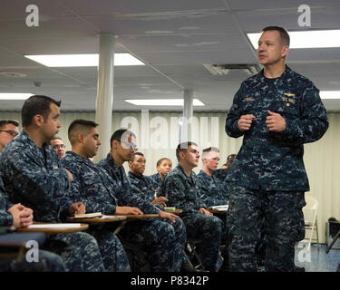 SAN DIEGO (janv. 23, 2017) Le Capitaine Ryan A. Dowdell, directeur général du navire d'assaut amphibie USS Boxer (DG 4), parle aux marins lors de la commande à l'endoctrinement. Boxer est en place progressivement la disponibilité de l'entretien. Banque D'Images