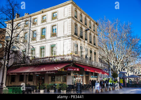 AVIGNON, FRANCE - Mars, 2018 : La rue de la République l'une des trois principales artères de Avignon France Banque D'Images