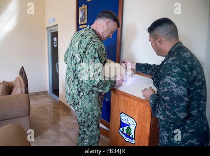 TRUJILLO, le Honduras (fév. 23, 2017) - Arrière Adm. Sean S. Buck, commandant du Commandement Sud des forces navales des États-Unis/U.S. 4ème flotte (USNAVSO/FOURTHFLT), signe le livre d'or lors de la visite du commandant de la base navale de Puerto Castilla, au Honduras, en faveur de la prorogation de la promesse 2017(CP-17) visite à Trujillo, au Honduras. CP-17 est un U.S. Southern Command-parrainé et U.S. Naval Forces Southern Command/U.S. 4ème flotte-déploiement effectué pour mener des opérations civiles et militaires y compris l'aide humanitaire, les missions de formation et de soins médicaux, dentaires et vétérinaires, de l'assistance dans un effort pour montrer le soutien des États-Unis Banque D'Images