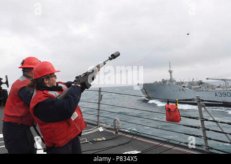 L'OCÉAN ATLANTIQUE (1 mars 2017) - Gunner's Mate 2e classe Samantha Canchola, de Chicago, tire une ligne de tir à bord du USS Donald Cook (DDG 75) au cours d'un ravitaillement en mer avec la Marine royale de classe d'onde Wave pétrolier règle (A390), le 1 mars 2017. Donald Cook, une classe Arleigh Burke destroyer lance-missiles, l'avant-déployé à Rota, Espagne, mène des opérations navales dans la sixième flotte américaine zone d'opérations à l'appui de la sécurité nationale des États-Unis en Europe et en Afrique. Banque D'Images