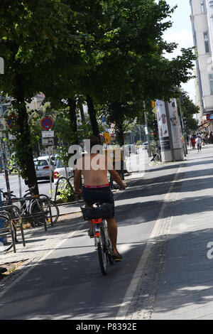 BERLIN/Allemagne 08.juillet 2018  . Les touristes et localgerman vivez l'été à Berlin Allemagne dans différents cours. (Photo.Francis Joseph Doyen / Deanpictures. Crédit : François-Joseph Doyen / Deanpictures/Alamy Live News Banque D'Images