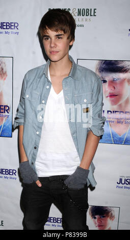 NEW YORK - Le 26 novembre : Justin Bieber fait la promotion de son nouveau livre 'Première Étape 2 Forever' à Barnes & Noble, la 5e Avenue, le 26 novembre 2010 à New York City People : Justin Bieber Banque D'Images