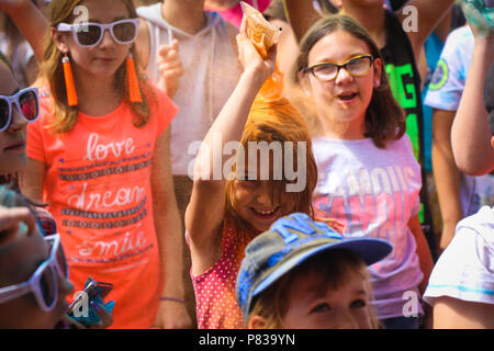 Mikolajki, Pologne. 8 juillet, 2018. Les gens participent à la Color Run à Mikolajki, dans le nord de la Pologne, le 8 juillet 2018. Des centaines de personnes ont pris part à l'événement le dimanche. Crédit : Chen Xu/Xinhua/Alamy Live News Banque D'Images