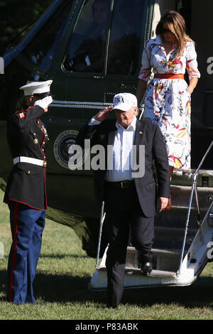 Washington, DC. 8 juillet, 2018. Le Président des Etats-Unis, Donald J. Trump salue le gardien qui lui a Marine et la première dame Melania Trump pas outre de Marine One sur la pelouse Sud à l'arrivée à la Maison Blanche le 8 juillet 2018 à Washington, DC. La première famille de passer le week-end au Trump National Golf Club à Bedminster Township, New Jersey. Credit : Oliver Contreras/Piscine via CNP | Conditions de crédit dans le monde entier : dpa/Alamy Live News Banque D'Images