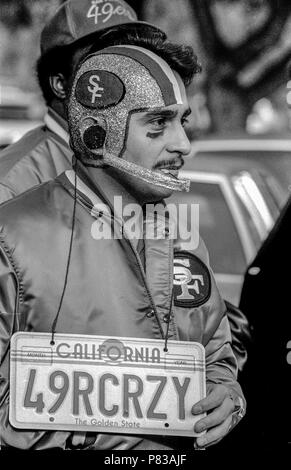 Stanford, Californie, USA. 20 Jan, 1985. Crazy 49ers fans au Super Bowl XIX hayon sur le campus de l'Université de Stanford. Les San Francisco 49ers défait les Miami Dolphins 38-16 le dimanche, Janvier 20, 1985. Crédit : Al Golub/ZUMA/Alamy Fil Live News Banque D'Images